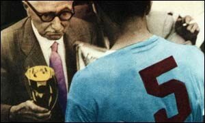 Obdulio Varela recibe la Copa Jules Rimet tras ganarle a Brasil en Maracan� en julio de 1950.
