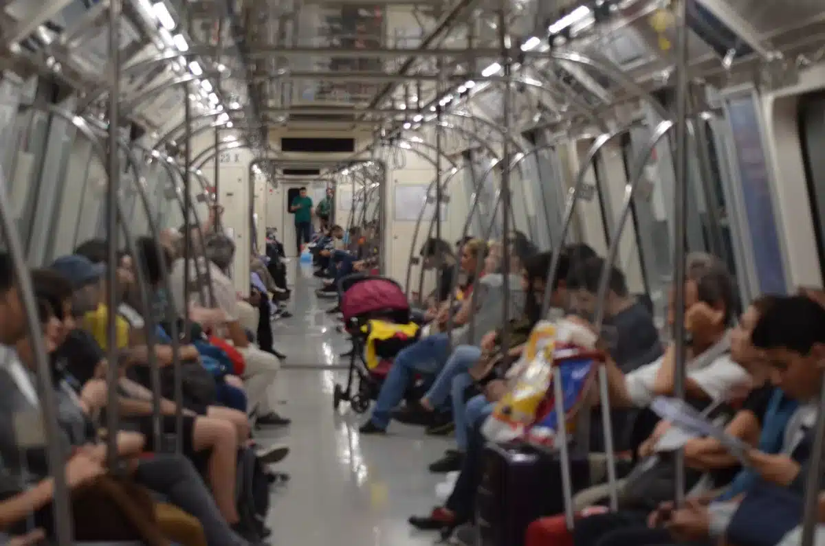 Pasajeros anónimos en un tren de larga distancia, bebiendo té y jugando cartas junto a ventanas con paisaje siberiano
