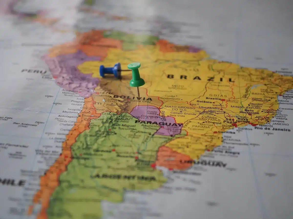 Mapa de América del Sur destacando Brasil y Uruguay como principales orígenes de turistas