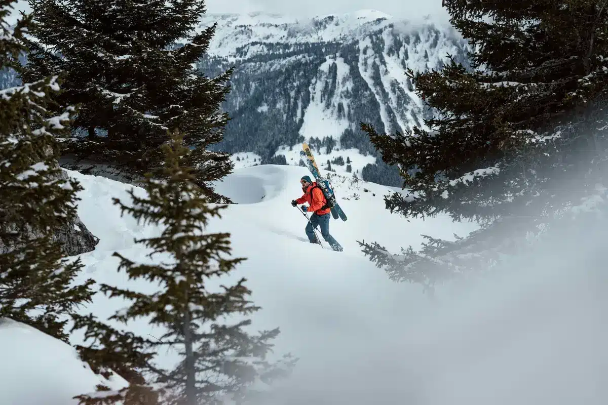 Esquiadores practicando ski de randonnée en la montaña nevada