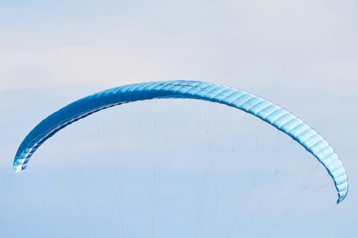 Ala inflable de woopy jump sobre la nieve con equipamiento de vuelo