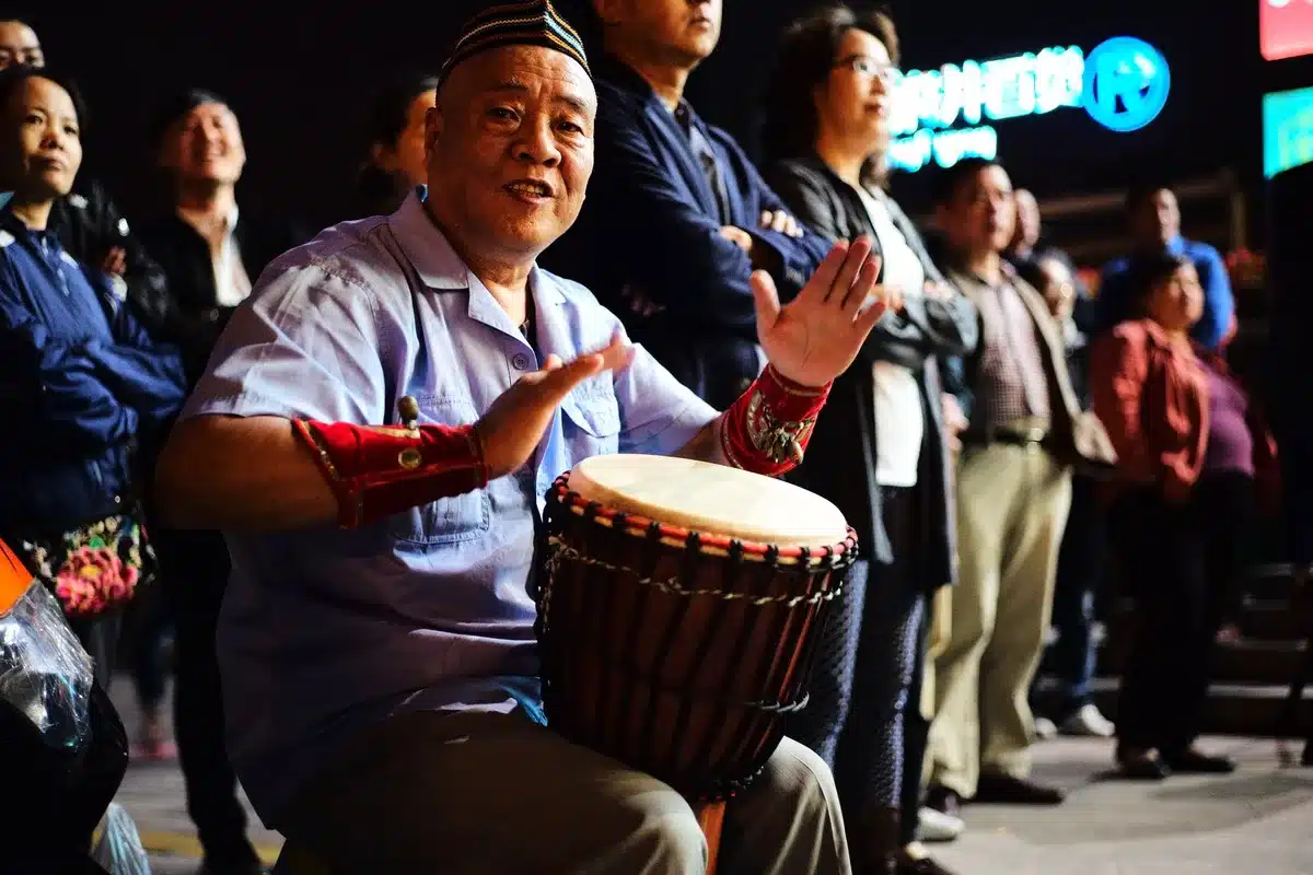 Tambores de candombe en una reunión callejera nocturna