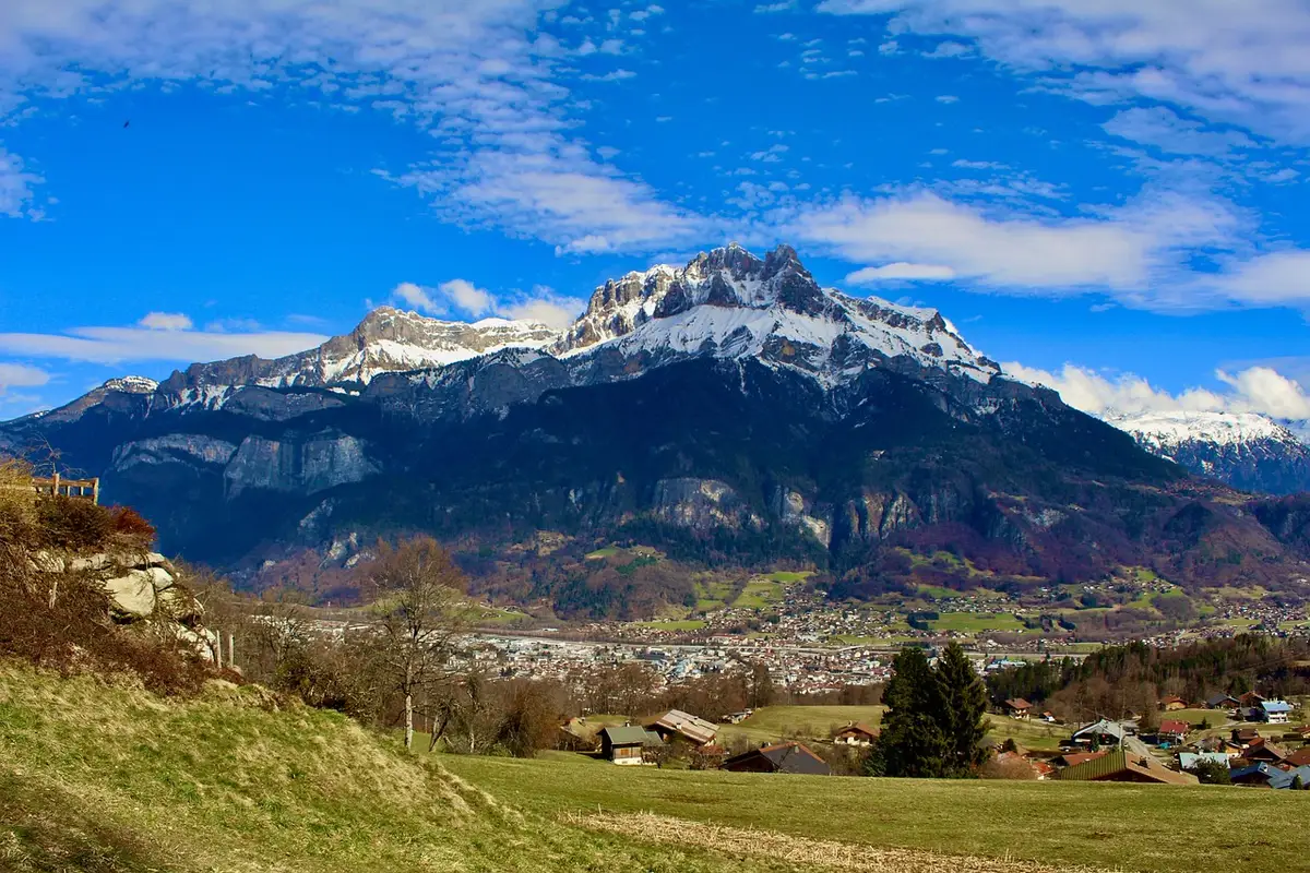 Refugio de montaña Cantonnière rodeado de nieve y picos alpinos
