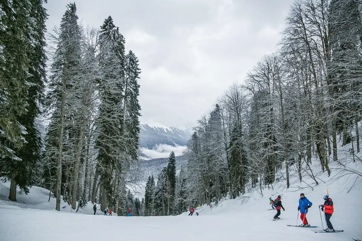 Familia esquiando en pistas nevadas de una estación de esquí alpina