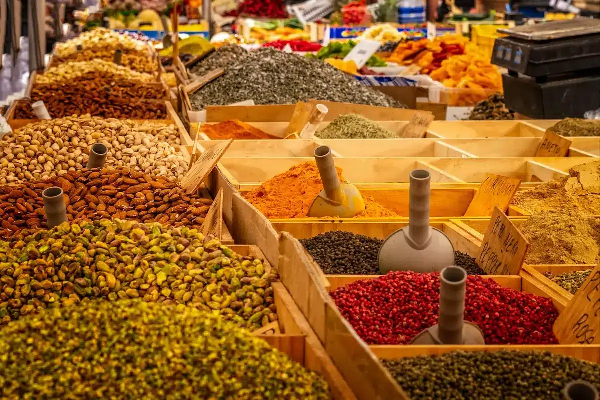 Variedad de manzanas antiguas y peras expuestas en el mercado de Orpierre