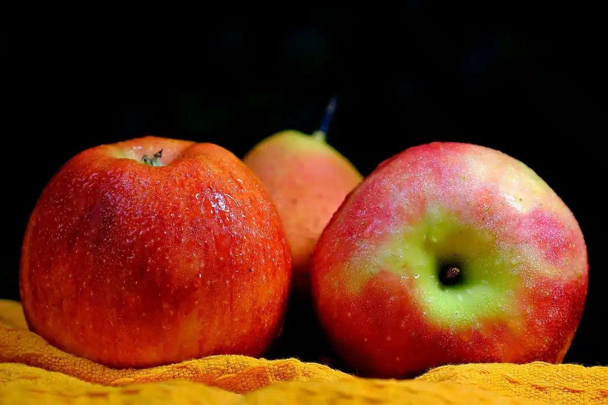 Puestos de mercado rústicos con frutas antiguas y variedades olvidadas en cestas de mimbre