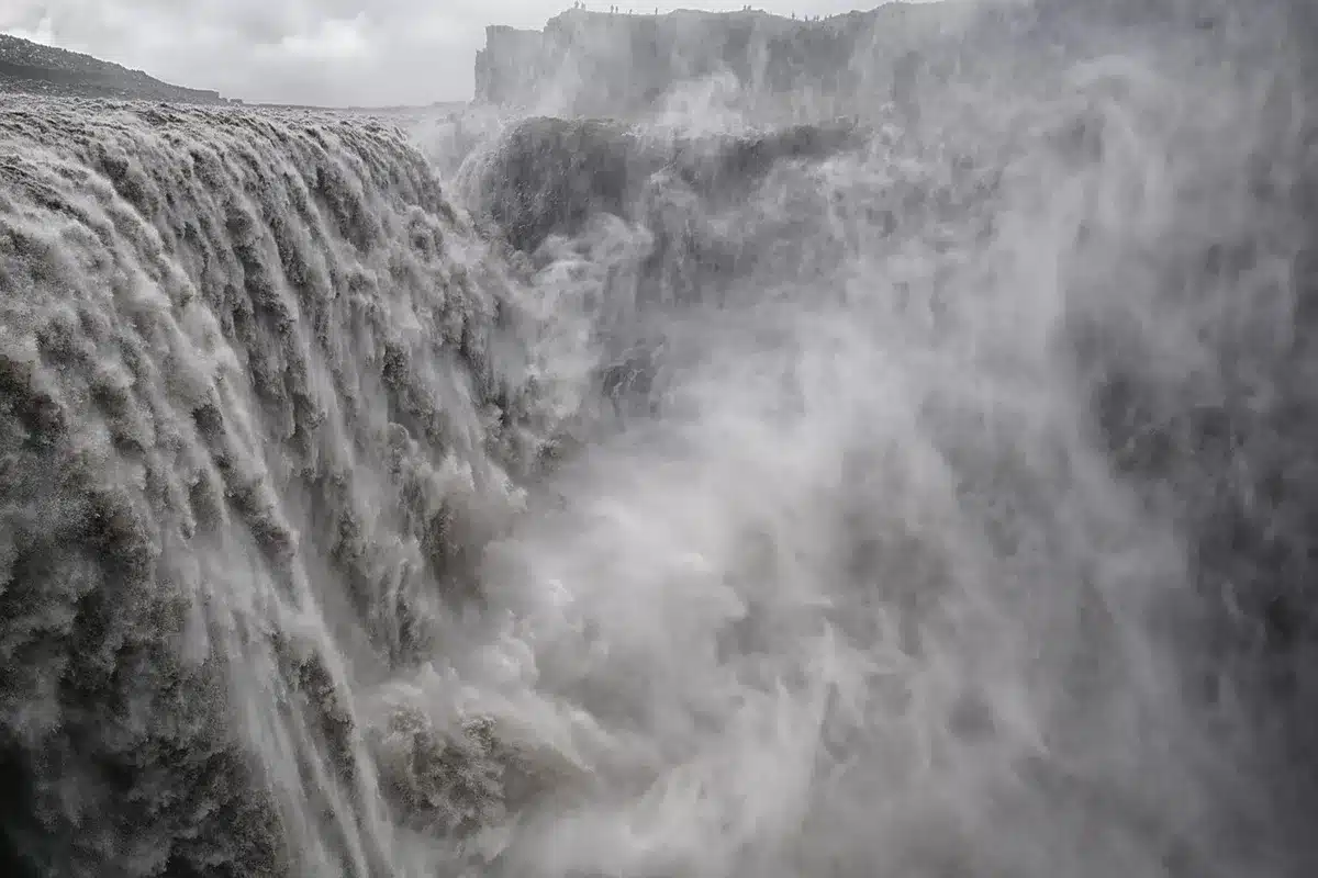 Dettifoss, la cascada más potente de Europa, con su imponente caudal y cortina de agua
