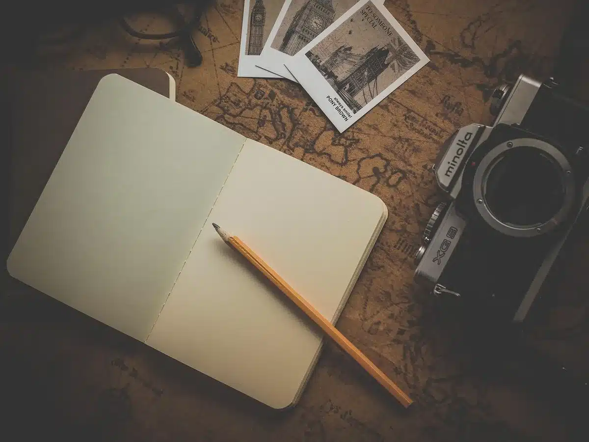 Mesa con mapas, guía y cámara para planear un viaje a Angkor