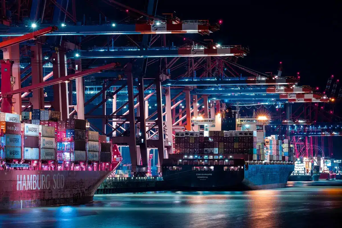Contenedores amontonados en un puerto paralizado por conflicto