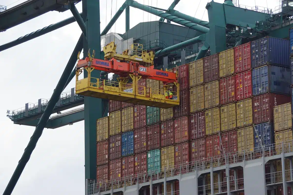 Grúas y pilas de contenedores en un terminal portuario