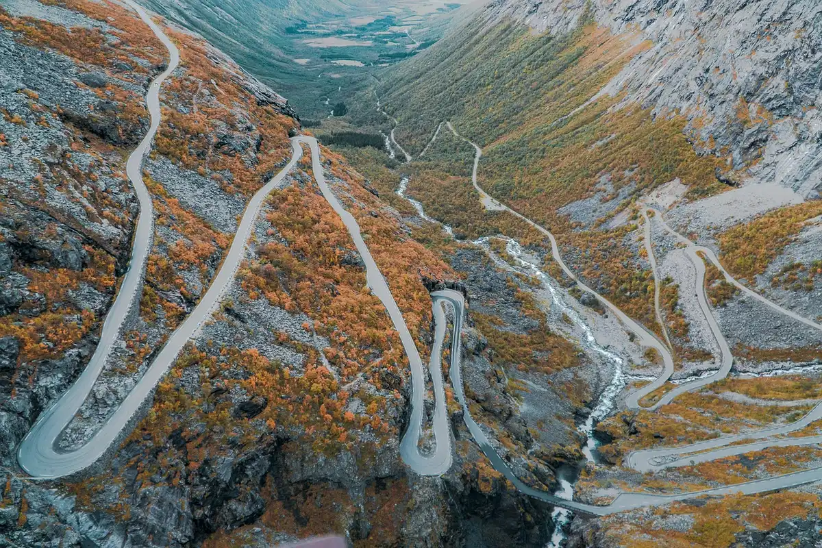 Tramo de la Wild Atlantic Way con mirador sobre acantilados