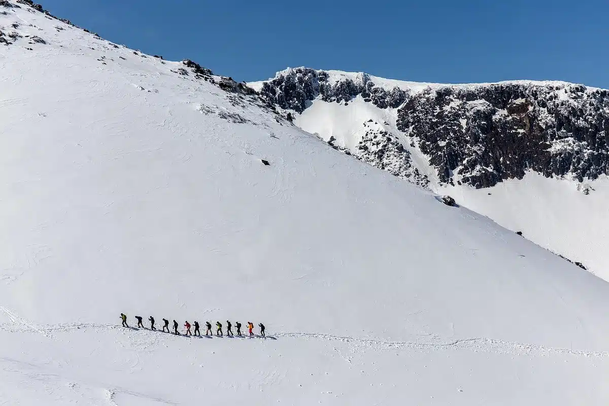 Sendero rocoso bajo las agujas del Fitz Roy con montañistas