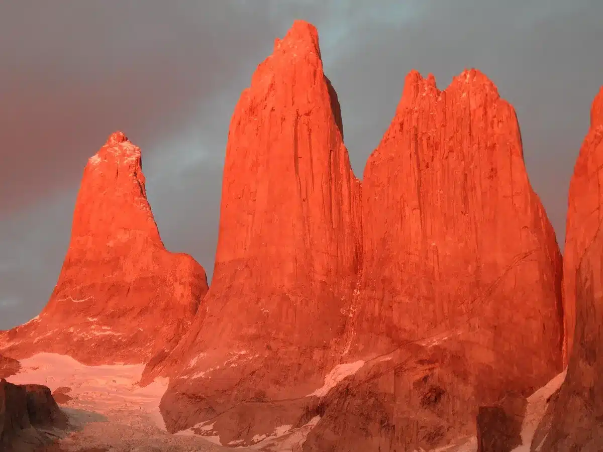 Mochila y equipo de viaje preparados para la Patagonia