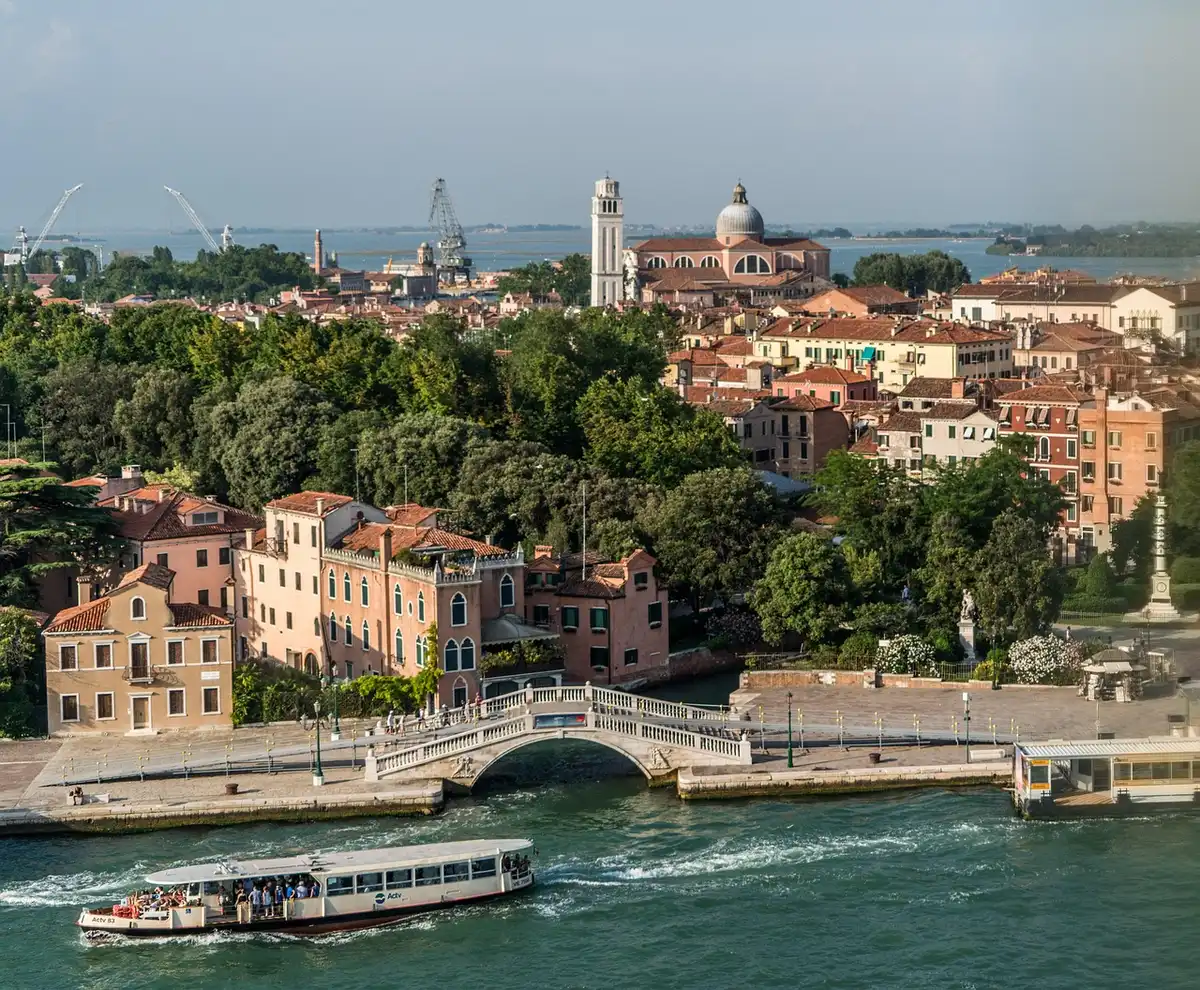 Vista de las islas de la laguna de Venecia con vaporetto en el agua