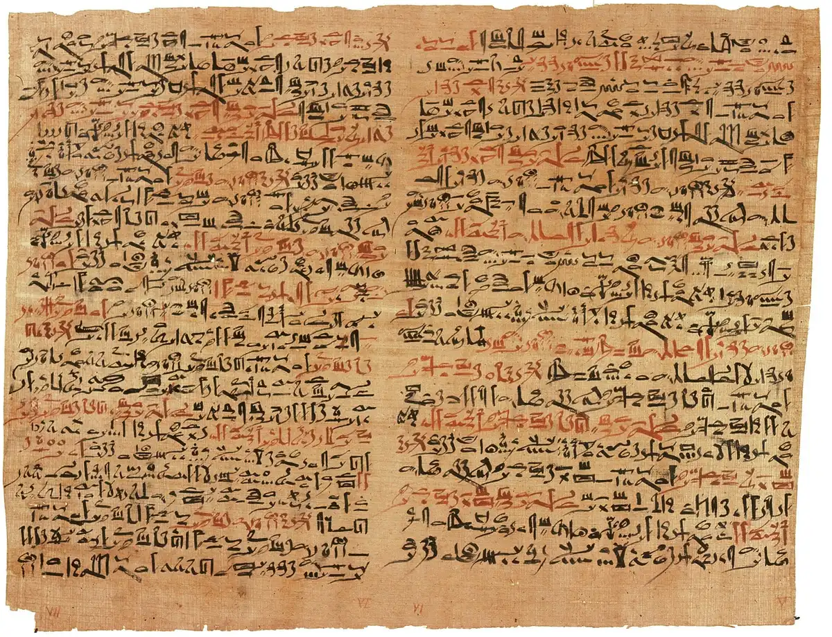 Estanterías con manuscritos antiguos y polvo en una modesta biblioteca de Oualata