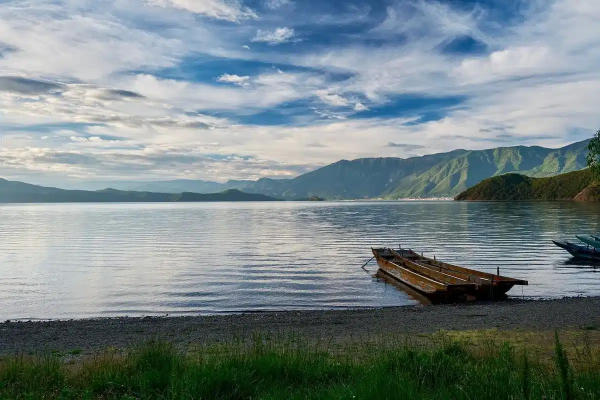 Barco anónimo en un lago patagónico frente a montañas y un glaciar al fondo