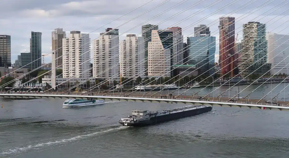 Contenedor y muelle que sugiere bloqueo económico